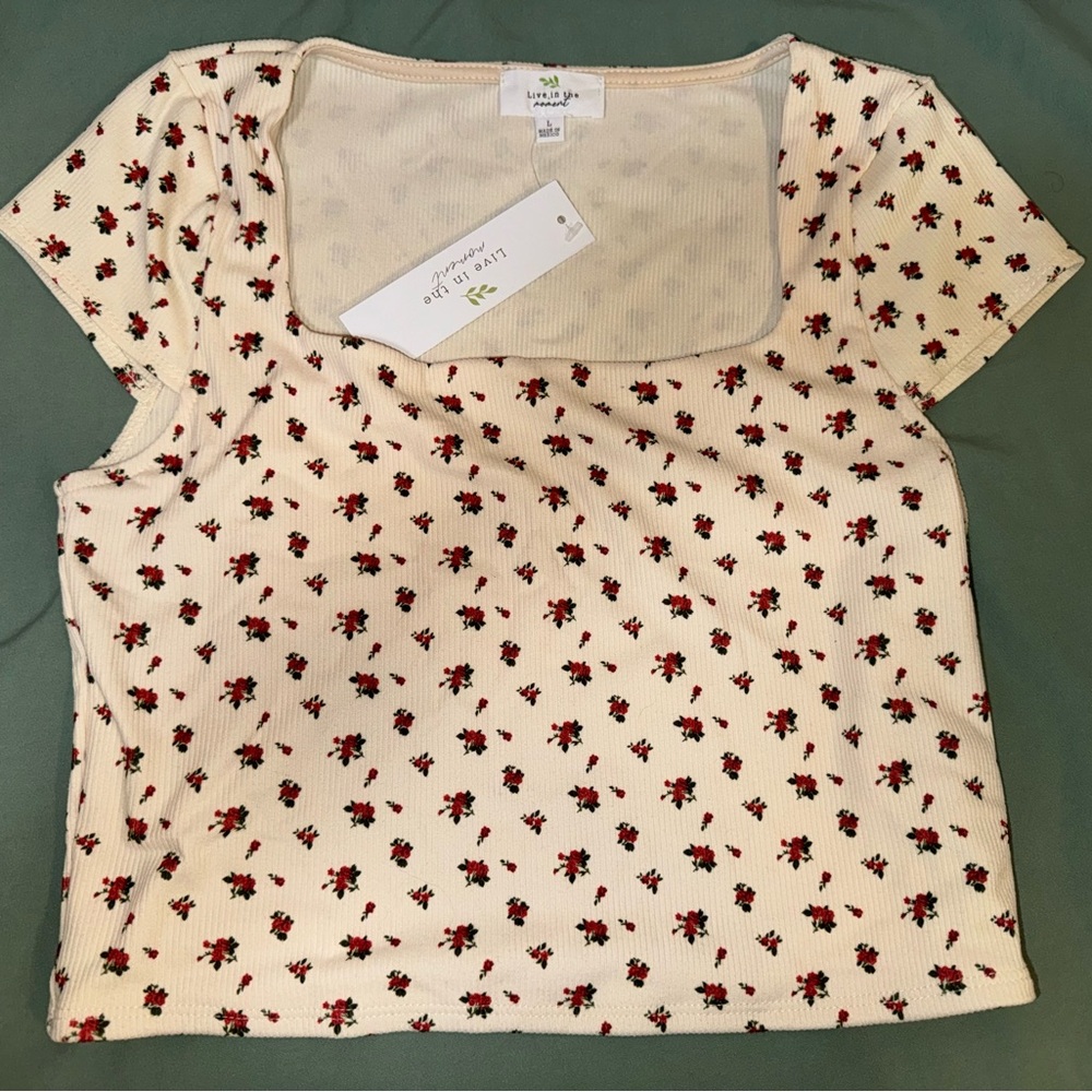 Women’s size L Floral crop top🥰